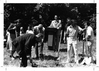 Breaking ground, 2000 Washtenaw. Ruth Siegel (with shovel), Monica Schteingart (3rd from the left in the back row), Bob Green (at podium), Morris Friedman (with the shovel), Jarvis Franzblau.