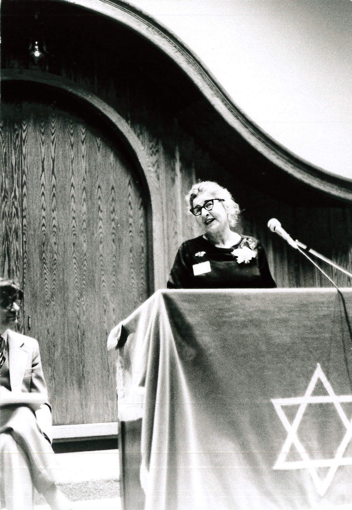 Gerda Seligson (1909-2002), the first woman to serve as president of a Conservative synagogue in the US (president of Beth Israel 1971-73), at the dedication of the 2000 Washtenaw building.
